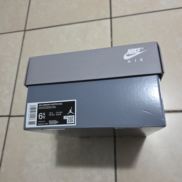 Empty Shoe Box - Picture 3 of 6